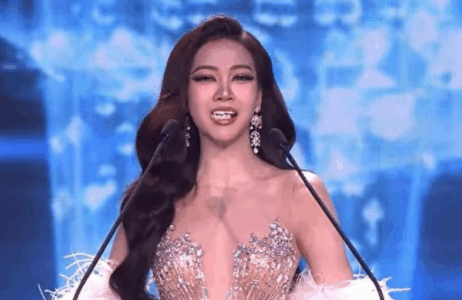 E sikletshme: Momenti kur Missit i bien dhëmbët live (VIDEO)