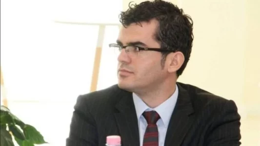 Vdes në moshë te re gazetari shqiptar, dyshohet se pësoi arrest kardiak