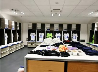 Gjithçka gati: Vendosen fanellat e ‘Dardanëve’, pamje nga zhveshtorja