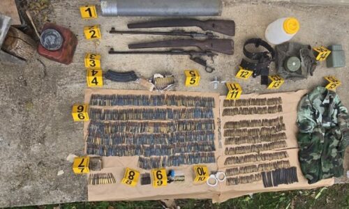 Policia gjen armë dhe pajisje ushtarake në një shtëpi në Zubin-Potok