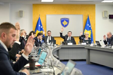 Qeveria mban mbledhje nesër, në rend dite shpërblimi i futbollistëve dhe propozimi i dërgimit të FSK-së në Gazë