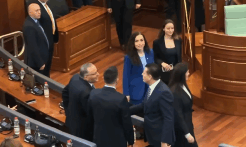 Osmani hyn në Kuvend, përshëndet deputetët e PDK-së