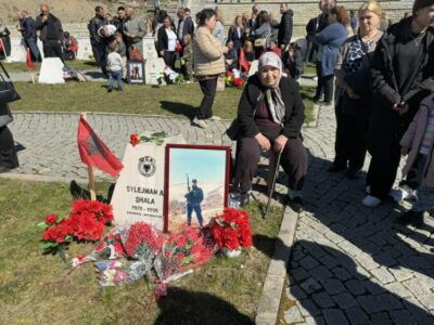 “18 vjet se kam parë djalin, është ardhë dhe u vra”, rrëfimet prekëse të familjarëve në 27-vjetorin e Betejës së Koshares