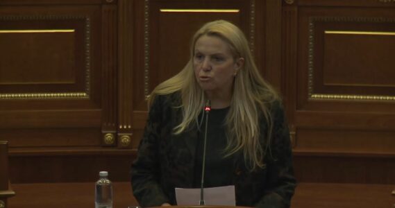 “Mos ta faltë Zoti evladin e keq se mundet me fëlliqë edhe emrin e familjes”, Kadrijaj thumbon Gërvallën