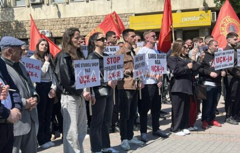 “Stop fyerjeve ndaj UÇK`së” – Nis protesta në Pejë në mbrojtje të vlerave çlirimtare