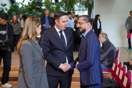 Abdixhiku për Agim Ramadanin: Me dorën që shkruante e kapi armën, për një shpirt krijues robëria është shkatërrim i kuptimit të jetës