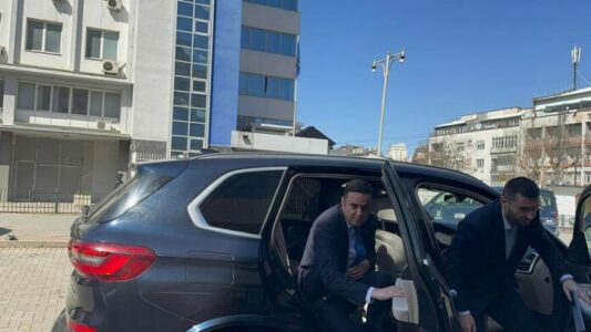 Edhe Abdixhiku në Kuvend, nis takimi me Kurtin