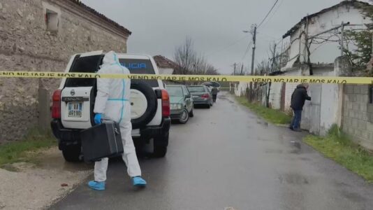 Vrasja e të moshuarit në Korçë, policia shoqëron disa persona