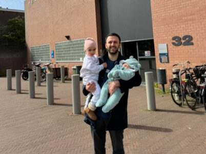 Emocionuese: Altin Krasniqi feston ditëlindjen pranë babait në Hagë