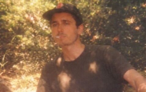 “Oficeri na tha merreni një cope letër nga paketa e cigareve dhe shkruajeni emrin”, Blerim Latifi ndan rrëfimin e tij për Kosharen