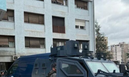 Gjendet një granatë në një podrum të në ndërtese në veri, ekipet e deminimit e largojnë në mënyrë të kontrolluar