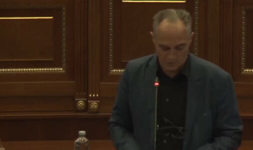 Ekspozita e Shkëlzen Gashit, deputeti Hasani: S’është gabim, por prezantim i deklarimit të UDB-së