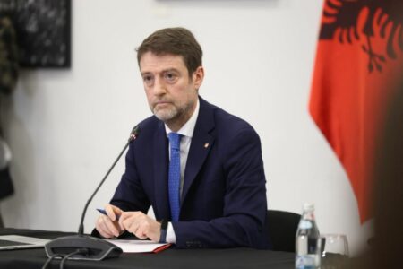 Hoxha ia përmend Gjuriqit njohjen e Kosovës: Dialogu e vetmja rrugë drejt normalizimit