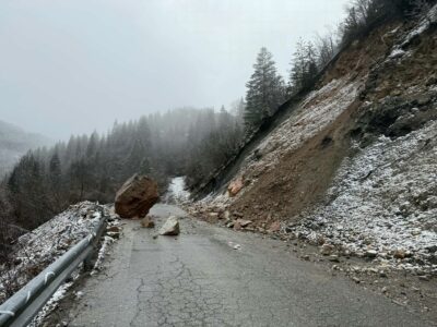 Gurët bllokojnë rrugën për në Rugovë, qytetarët kërkojnë përgjegjësi