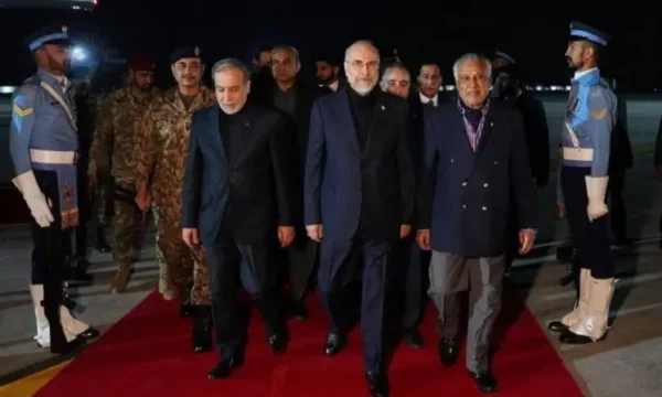 Negociatori iranian  Nuk mund ta rihapim Ngushticën e Hormuzit për sa kohë që armëpushimi po shkelet