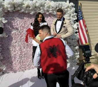 U bë viral në media, martohet polici shqiptar i Deçanit që shërben në New York