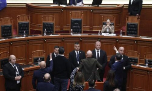 Përpaslje në Kuvendin e Shqipërisë, Balla kërkon 1 minutë heshtje për viktimat e 2 Prillit, Noka e gjuan me bidon uji