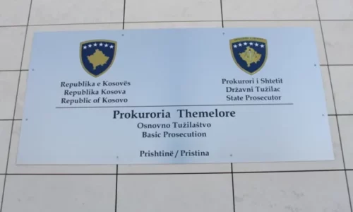 Ndalohen tre persona për lëndim të lehtë trupor në Fushë Kosovë, Prokuroria: U përdorën thika e shkopinj druri