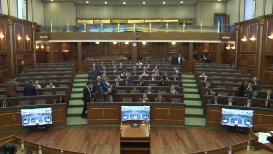 Votohet në parim Ligji për çmimet tavan mes kritikash e kundërshtimesh