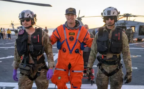 Rikthim triumfal: Astronautët mbërrijnë në anijen e rimëkëmbjes me buzëqeshje