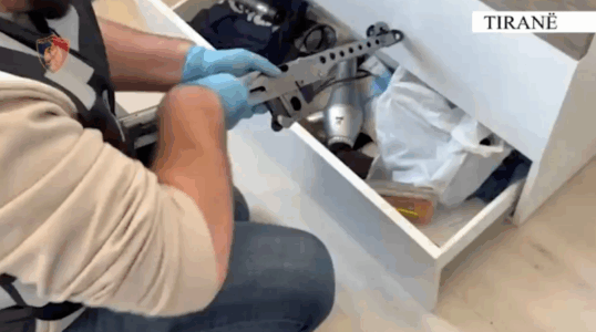 Shqipëri: Zbulohet baza e armatimit që furnizonte grupet kriminale, arrestohet nëna, në kërkim i biri