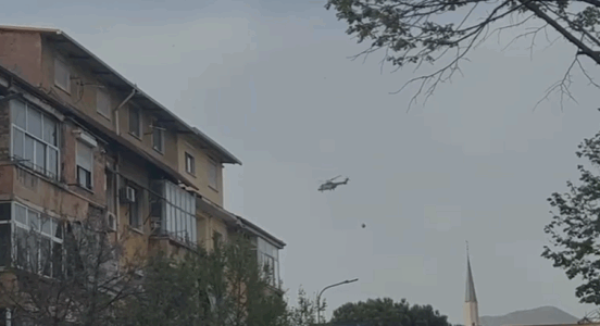 Flakët dalin jashtë kontrollit pranë QSUT, ndërhyn “Mbrojtja” me helikopter