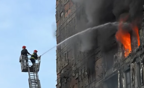 Publikohet momenti kur nisi zjarri në ndërtesën shumëkatëshe në Tiranë