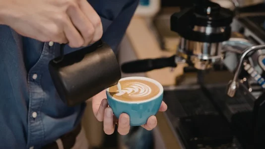 Dy deri në tre filxhanë kafe në ditë ulin çrregullimet e shëndetit mendor, zbulon studimi