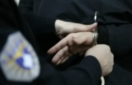 Arrestohet një person për vjedhje në xhaminë e fshatit Mirashë