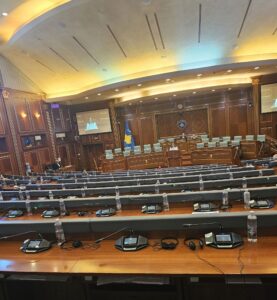 Deputeti i LDK: Dy ditë pasi morën rrogën e 13-të, qeveria, Vetëvendosjes dhe Listës Serbe nuk janë në sallë