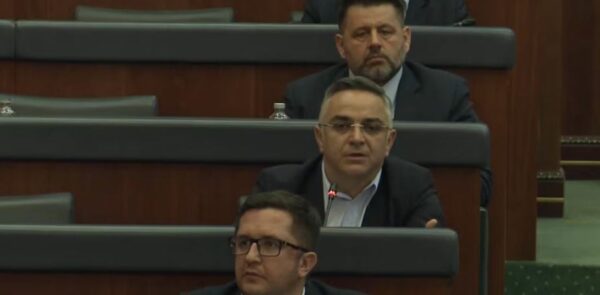 Tahiri me kritika për Qeverinë: 60 milionë u dhanë për rrogën e 13-të, asnjë veprim për naftën