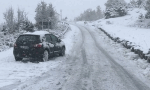 Rruga Pejë-Rozhajë e pakalueshme për kamionë për shkak të borës, QKMK: Automjetet tjera të kenë pajisje dimërore