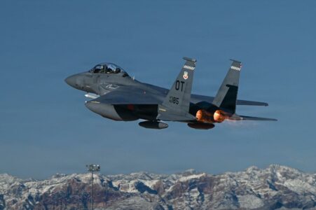 Irani rrëzon dy avionë ushtarake të ShBA-së