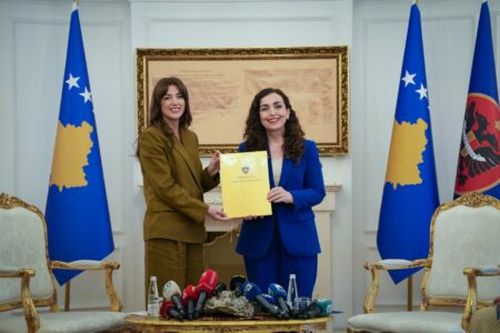 Albulena Haxhiu hap një faqe të re në facebook për “Presidencën e Kosovës”, pasi e kaluara menaxhohet nga stafi i Osmanit