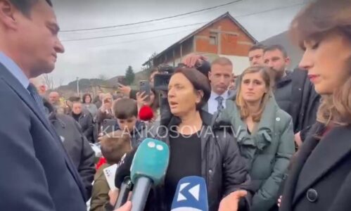 Dëshmitarja e Lybeniqit ia rrëfen tmerret Kurtit: Serbët kanë bërë ‘dolli’ me gjak shqiptari