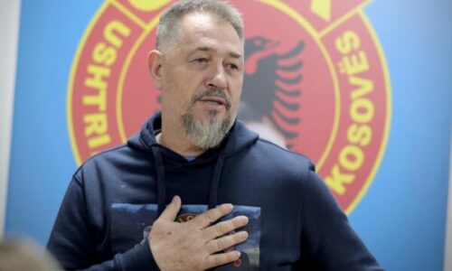 Sami Lushtaku publikon pamje menjëherë pasi forcat serbe kishin kryer Maskrën e Rrezallës
