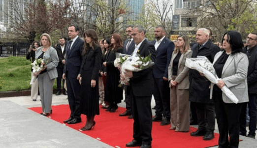 Homazhe tek Memoriali “Heroinat” në Ditën e të Mbijetuarve të Dhunës Seksuale në Kosovë