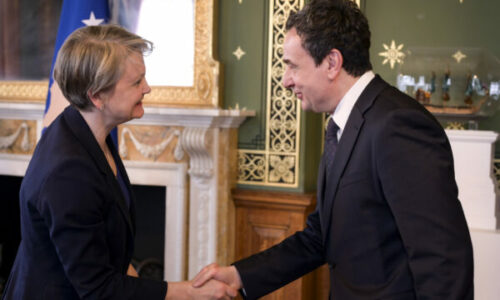 Kurti pritet nga kryediplomatja britanike: Zyra e Kryeministrit jep detaje të takimit