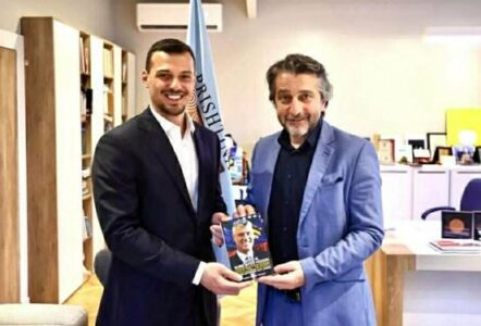 Endrit Thaçi takohet me Ramën në Prishtinë, i dhuron librin autobiografik të Hashim Thaçit