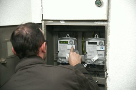 Fillon verifikimi i njehsorëve, MINTI konfirmon se që ka pasur mospërputhje të kohës: Janë tërhequr disa njehsorë