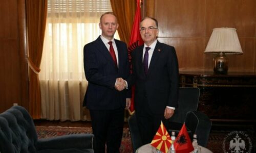 Begaj takohet me kryaparlamentarin shqiptar të RMV: Studentëve shqiptarë t’u garantohet e drejta për provimin në gjuhën amtare