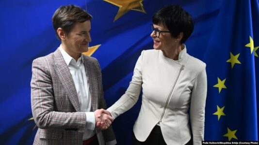 Kos: Brukseli gjithnjë e më i shqetësuar për Serbinë, po vlerësohen pagesat e reja