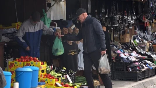 ​6 euro vezët, shtrenjtohen edhe perimet – Ankohen qytetarët e tregtarët, thonë se s’kanë konsumatorë