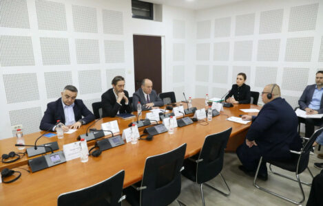 Munguan deputetët e VV`së ku pritej raportimi,  ZRRE: Ishim në Kuvend të gatshëm …