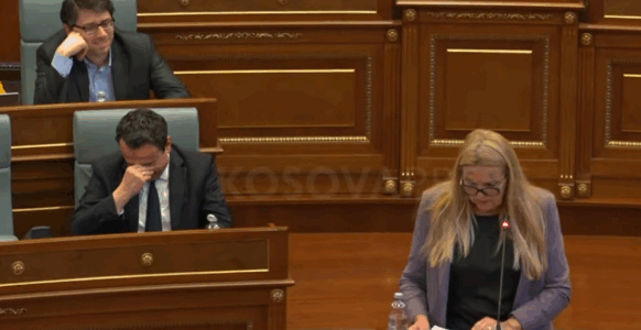 “Mos u tut kryeministër, ta sjellim një batanije edhe këtu…”, Time Kadrijaj i kthehet Kurtit, ky i fundit qesh