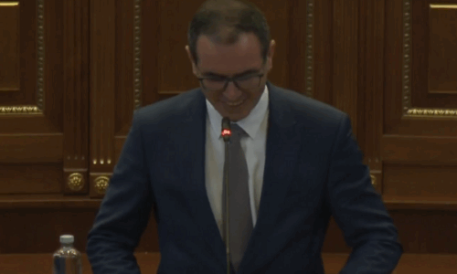 Deputeti i VV’së e ngatërron Albulena Haxhiun me Vjosa Osmanin, dikush nga salla i thotë “kanë me të mytë që ke gabu”