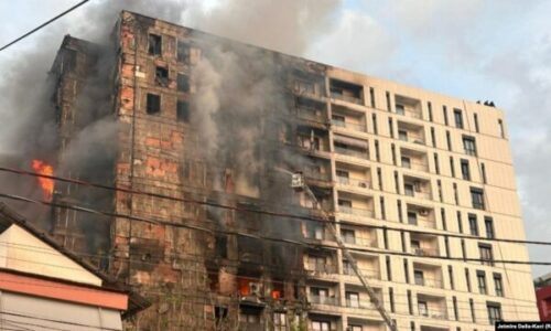 Autoritetet shqiptare arrestojnë katër të dyshuar për zjarrin në pallatin shumëkatësh në Tiranë