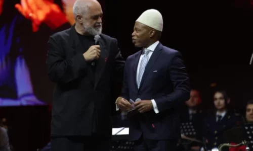 Edi Rama i dorëzon pasaportën shqiptare ish-kryebashkiakut të Nju Jorkut: Shpejt do të mësojmë edhe gjuhën