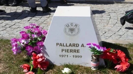 Ky është francezi që erdhi në Koshare për të marrë një grusht dhe nga varri i djalit