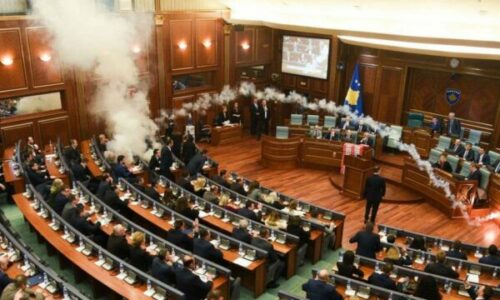 Mungojnë ministrja Fitore Pacolli, Drita Millaku dhe deputeti Salih Zyba, dështon seanca për gazin lotsjellës